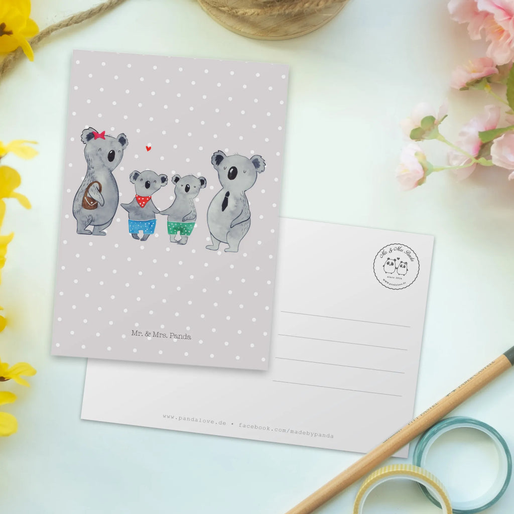 Postkarte Koala Familie zwei Postkarte, Karte, Geschenkkarte, Grußkarte, Einladung, Ansichtskarte, Geburtstagskarte, Einladungskarte, Dankeskarte, Ansichtskarten, Einladung Geburtstag, Einladungskarten Geburtstag, Familie, Vatertag, Muttertag, Bruder, Schwester, Mama, Papa, Oma, Opa, Koala, Koalabär, beste Familie, Familienzeit, Familienleben, Koalafamilie, Lieblingsfamilie