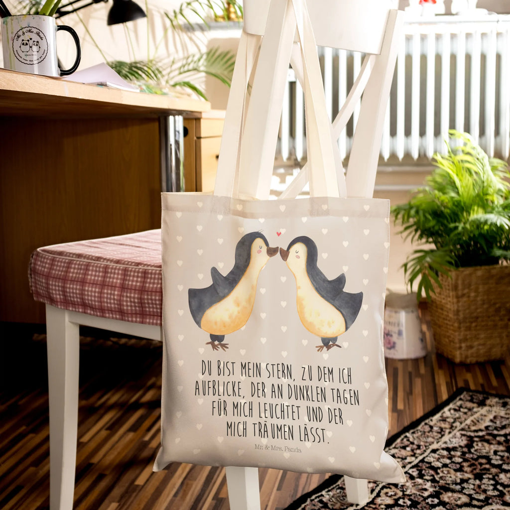 Einkaufstasche Pinguin Liebe Tragetasche, Tasche, Beutel, Stofftasche, Baumwolltasche, Umhängetasche, Shopper, Einkaufstasche, Beuteltasche, Liebe, Partner, Freund, Freundin, Ehemann, Ehefrau, Heiraten, Verlobung, Heiratsantrag, Liebesgeschenk, Jahrestag, Hocheitstag, Pinguin, Pinguine, Pinguin Paar, Pinguinpaar, Pinguin Liebe, Paar, Pärchen. Liebespaar, Liebesbeweis, Liebesspruch, Hochzeitstag, Geschenk Freund, Geschenk Freundin, Verlobte, Verlobter, Love, Geschenk Hochzeitstag, Geschenkidee, Hochzeit, Gastgeschenk