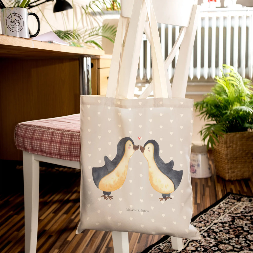 Einkaufstasche Pinguin Liebe Tragetasche, Tasche, Beutel, Stofftasche, Baumwolltasche, Umhängetasche, Shopper, Einkaufstasche, Beuteltasche, Liebe, Partner, Freund, Freundin, Ehemann, Ehefrau, Heiraten, Verlobung, Heiratsantrag, Liebesgeschenk, Jahrestag, Hocheitstag, Pinguin, Pinguine, Pinguin Paar, Pinguinpaar, Pinguin Liebe, Paar, Pärchen. Liebespaar, Liebesbeweis, Liebesspruch, Hochzeitstag, Geschenk Freund, Geschenk Freundin, Verlobte, Verlobter, Love, Geschenk Hochzeitstag, Geschenkidee, Hochzeit, Gastgeschenk