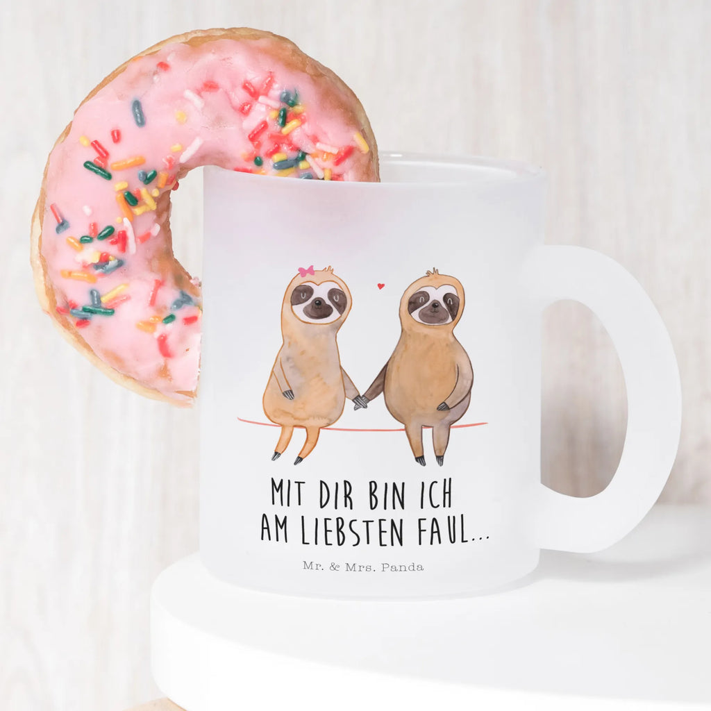 Teetasse Faultier Pärchen Teetasse, Teeglas, Teebecher, Tasse mit Henkel, Tasse, Glas Teetasse, Teetasse aus Glas, Faultier, Faultier Geschenk, Faultier Deko, Faultiere, faul, Lieblingstier, Liebe, Liebespaar, Faultierliebe, Faultierpärchen, verliebt, verlobt, gemeinsam, relaxen, Pärchen, Beziehung, Langsamkeit