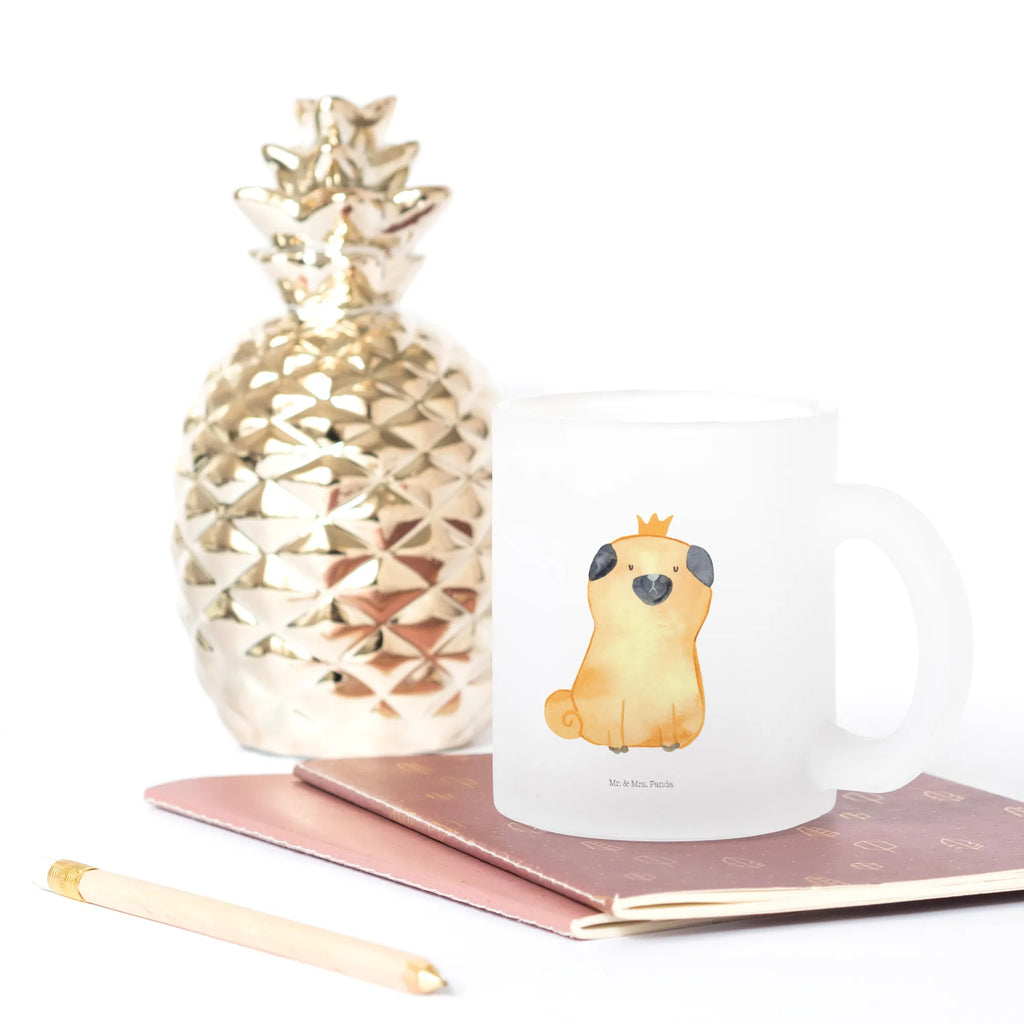 Teetasse Mops Krone Teetasse, Teeglas, Teebecher, Tasse mit Henkel, Tasse, Glas Teetasse, Teetasse aus Glas, Hund, Hundemotiv, Haustier, Hunderasse, Tierliebhaber, Hundebesitzer, Sprüche, Mops, allergisch, kinderlos, Hausregel, Hundebesitzer. Spruch, lustig