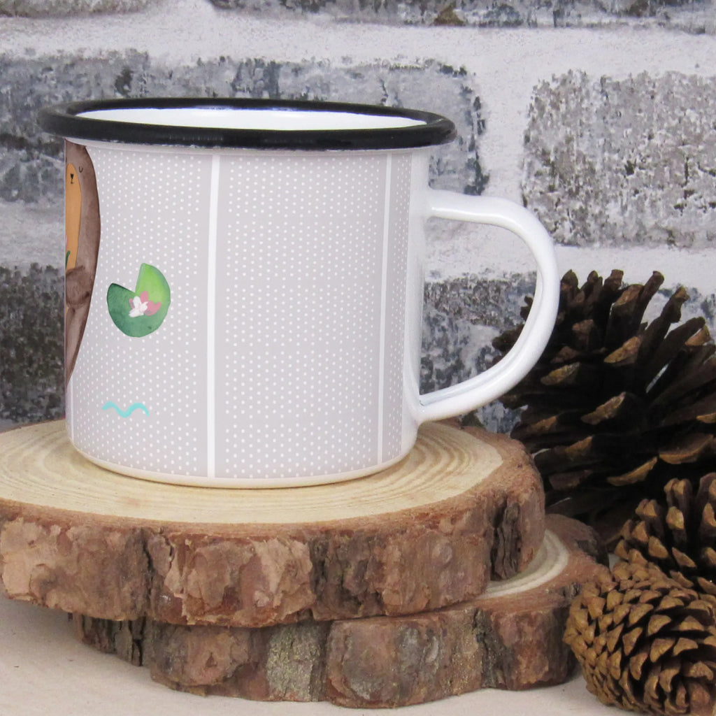 XL Emaille Tasse Otter mit Seerose XL Emaille Tasse, Metalltasse, Kaffeetasse, Tasse, Becher, Kaffeebecher, Camping, Campingbecher, Tassendruck, Metall-Tasse, Deko-Becher, emailliert, Outdoor Tasse, Trinkbecher, bruchsicher, Emaille-Optik, Motivtasse, Outdoor Kaffeetasse, Otter, Fischotter, Seeotter, Otter Seeotter See Otter