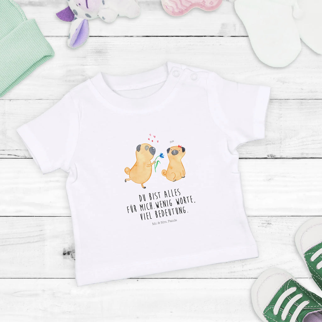 Organic Baby Shirt Mops Verliebt Baby T-Shirt, Jungen Baby T-Shirt, Mädchen Baby T-Shirt, Shirt, Hund, Hundemotiv, Haustier, Hunderasse, Tierliebhaber, Hundebesitzer, Sprüche, Mops, Möpse, Hundeliebe, verliebt, Liebe, Liebesspruch. Verlobt, Geschenk Freund, Partner