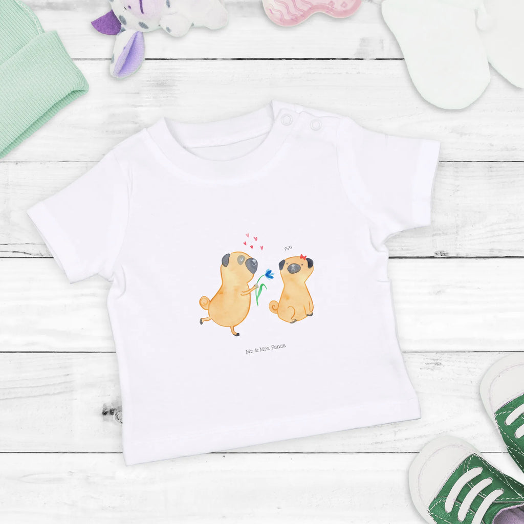 Organic Baby Shirt Mops Verliebt Baby T-Shirt, Jungen Baby T-Shirt, Mädchen Baby T-Shirt, Shirt, Hund, Hundemotiv, Haustier, Hunderasse, Tierliebhaber, Hundebesitzer, Sprüche, Mops, Möpse, Hundeliebe, verliebt, Liebe, Liebesspruch. Verlobt, Geschenk Freund, Partner