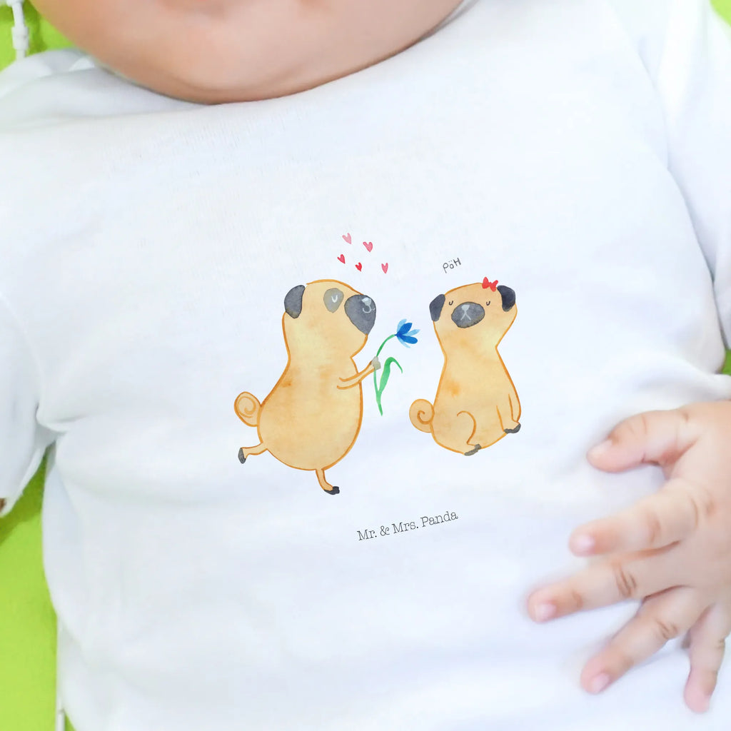 Organic Baby Shirt Mops Verliebt Baby T-Shirt, Jungen Baby T-Shirt, Mädchen Baby T-Shirt, Shirt, Hund, Hundemotiv, Haustier, Hunderasse, Tierliebhaber, Hundebesitzer, Sprüche, Mops, Möpse, Hundeliebe, verliebt, Liebe, Liebesspruch. Verlobt, Geschenk Freund, Partner