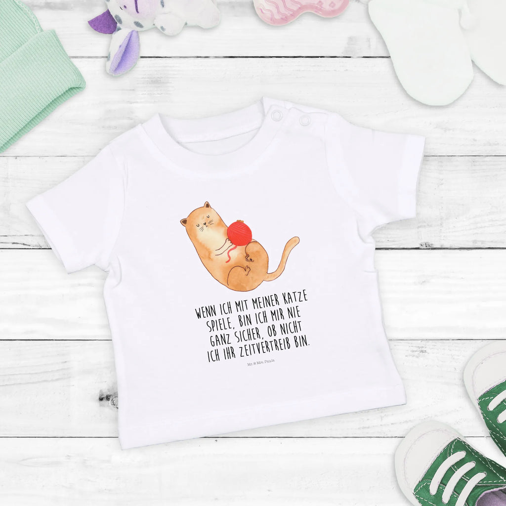 Organic Baby Shirt Katze Wolle Baby T-Shirt, Jungen Baby T-Shirt, Mädchen Baby T-Shirt, Shirt, Katze, Katzenmotiv, Katzenfan, Katzendeko, Katzenfreund, Katzenliebhaber, Katzenprodukte, Katzenartikel, Katzenaccessoires, Katzensouvenirs, Katzenliebhaberprodukte, Katzenmotive, Katzen, Kater, Mietze, Cat, Cats, Katzenhalter, Katzenbesitzerin, Haustier, Wollknäuel, Wolle, Spielen, Spiel, verspielt