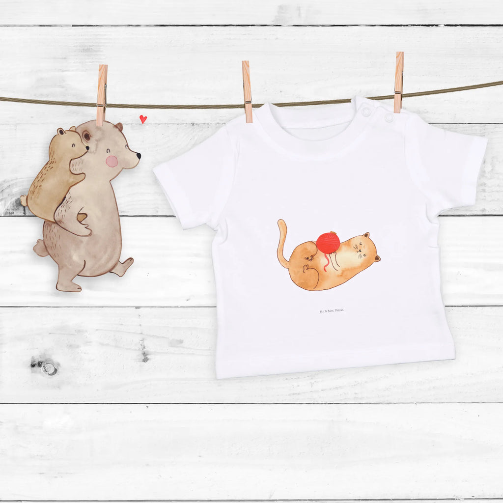 Organic Baby Shirt Katze Wolle Baby T-Shirt, Jungen Baby T-Shirt, Mädchen Baby T-Shirt, Shirt, Katze, Katzenmotiv, Katzenfan, Katzendeko, Katzenfreund, Katzenliebhaber, Katzenprodukte, Katzenartikel, Katzenaccessoires, Katzensouvenirs, Katzenliebhaberprodukte, Katzenmotive, Katzen, Kater, Mietze, Cat, Cats, Katzenhalter, Katzenbesitzerin, Haustier, Wollknäuel, Wolle, Spielen, Spiel, verspielt