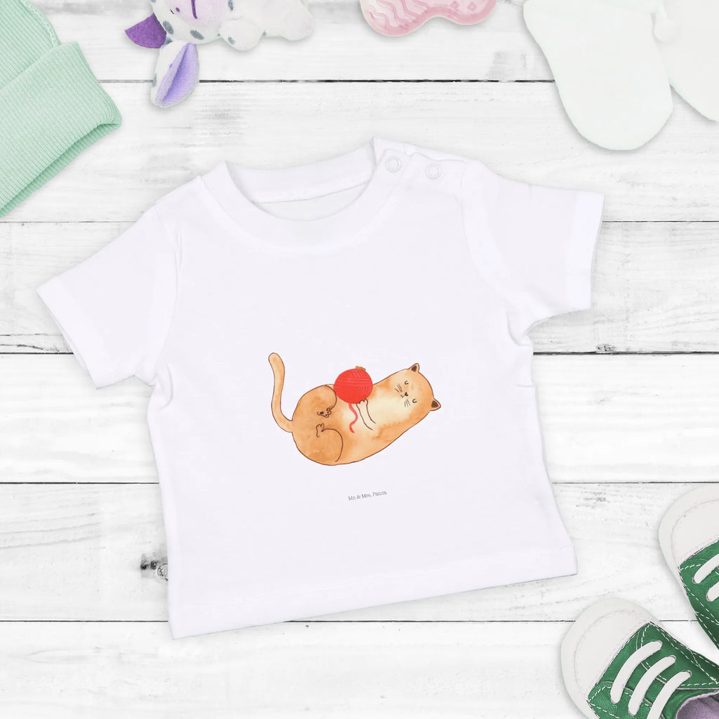 Organic Baby Shirt Katze Wolle Baby T-Shirt, Jungen Baby T-Shirt, Mädchen Baby T-Shirt, Shirt, Katze, Katzenmotiv, Katzenfan, Katzendeko, Katzenfreund, Katzenliebhaber, Katzenprodukte, Katzenartikel, Katzenaccessoires, Katzensouvenirs, Katzenliebhaberprodukte, Katzenmotive, Katzen, Kater, Mietze, Cat, Cats, Katzenhalter, Katzenbesitzerin, Haustier, Wollknäuel, Wolle, Spielen, Spiel, verspielt