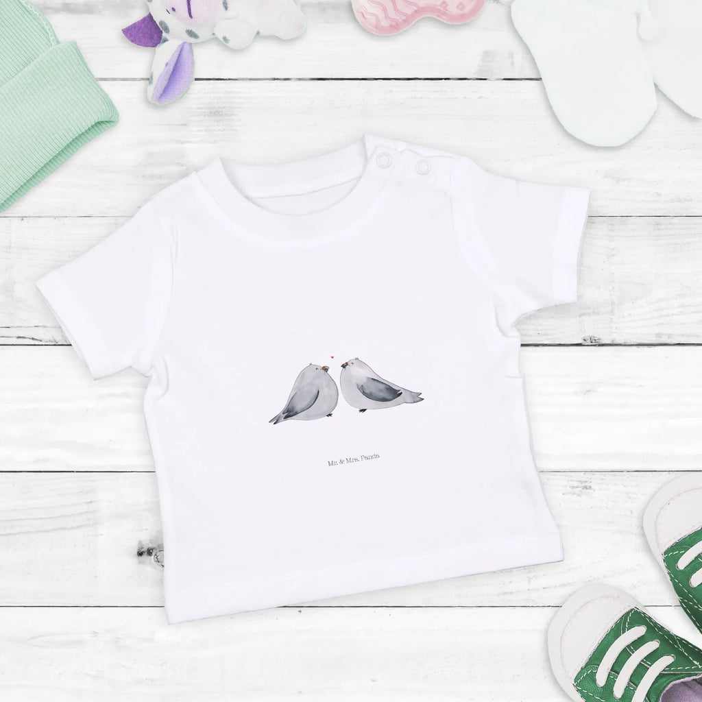 Organic Baby Shirt Turteltauben Liebe Baby T-Shirt, Jungen Baby T-Shirt, Mädchen Baby T-Shirt, Shirt, Liebe, Partner, Freund, Freundin, Ehemann, Ehefrau, Heiraten, Verlobung, Heiratsantrag, Liebesgeschenk, Jahrestag, Hocheitstag, Turteltauben, Turteltäubchen, Tauben, Verliebt, Verlobt, Verheiratet, Geschenk Freundin, Geschenk Freund, Liebesbeweis, Hochzeitstag, Geschenk Hochzeit