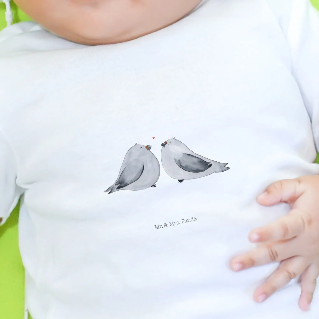 Organic Baby Shirt Turteltauben Liebe Baby T-Shirt, Jungen Baby T-Shirt, Mädchen Baby T-Shirt, Shirt, Liebe, Partner, Freund, Freundin, Ehemann, Ehefrau, Heiraten, Verlobung, Heiratsantrag, Liebesgeschenk, Jahrestag, Hocheitstag, Turteltauben, Turteltäubchen, Tauben, Verliebt, Verlobt, Verheiratet, Geschenk Freundin, Geschenk Freund, Liebesbeweis, Hochzeitstag, Geschenk Hochzeit