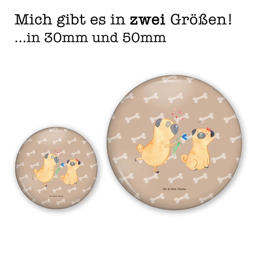 Button Mops verliebt 50mm Button, Button, Pin, Anstecknadel, Hund, Hundemotiv, Haustier, Hunderasse, Tierliebhaber, Hundebesitzer, Sprüche, Mops, Möpse, Hundeliebe, verliebt, Liebe, Liebesspruch. Verlobt, Geschenk Freund, Partner