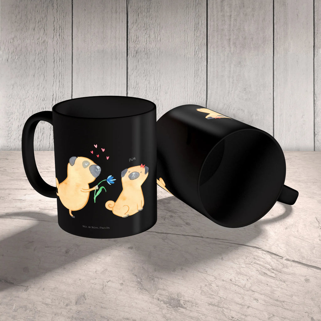 Tasse Mops Verliebt Tasse, Kaffeetasse, Teetasse, Becher, Kaffeebecher, Teebecher, Keramiktasse, Porzellantasse, Büro Tasse, Geschenk Tasse, Tasse Sprüche, Tasse Motive, Kaffeetassen, Tasse bedrucken, Designer Tasse, Cappuccino Tassen, Schöne Teetassen, Hund, Hundemotiv, Haustier, Hunderasse, Tierliebhaber, Hundebesitzer, Sprüche, Mops, Möpse, Hundeliebe, verliebt, Liebe, Liebesspruch. Verlobt, Geschenk Freund, Partner