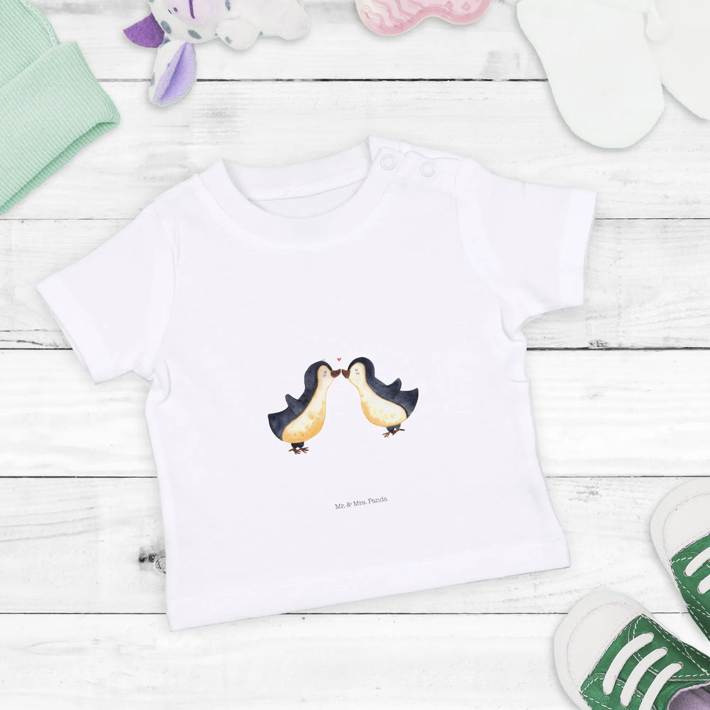 Organic Baby Shirt Pinguin Liebe Baby T-Shirt, Jungen Baby T-Shirt, Mädchen Baby T-Shirt, Shirt, Liebe, Partner, Freund, Freundin, Ehemann, Ehefrau, Heiraten, Verlobung, Heiratsantrag, Liebesgeschenk, Jahrestag, Hocheitstag, Pinguin, Pinguine, Pinguin Paar, Pinguinpaar, Pinguin Liebe, Paar, Pärchen. Liebespaar, Liebesbeweis, Liebesspruch, Hochzeitstag, Geschenk Freund, Geschenk Freundin, Verlobte, Verlobter, Love, Geschenk Hochzeitstag, Geschenkidee, Hochzeit, Gastgeschenk