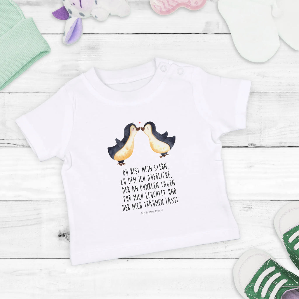 Organic Baby Shirt Pinguin Liebe Baby T-Shirt, Jungen Baby T-Shirt, Mädchen Baby T-Shirt, Shirt, Liebe, Partner, Freund, Freundin, Ehemann, Ehefrau, Heiraten, Verlobung, Heiratsantrag, Liebesgeschenk, Jahrestag, Hocheitstag, Pinguin, Pinguine, Pinguin Paar, Pinguinpaar, Pinguin Liebe, Paar, Pärchen. Liebespaar, Liebesbeweis, Liebesspruch, Hochzeitstag, Geschenk Freund, Geschenk Freundin, Verlobte, Verlobter, Love, Geschenk Hochzeitstag, Geschenkidee, Hochzeit, Gastgeschenk