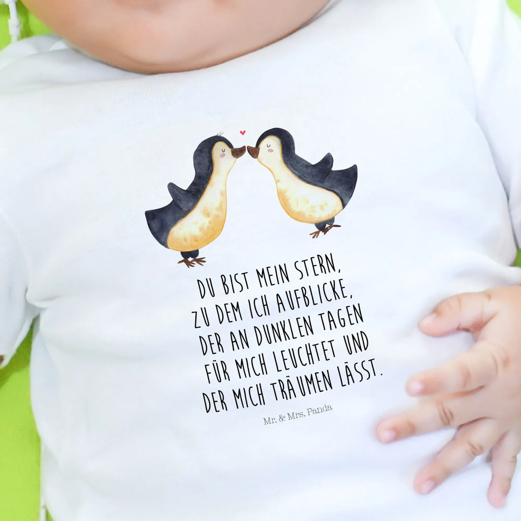 Organic Baby Shirt Pinguin Liebe Baby T-Shirt, Jungen Baby T-Shirt, Mädchen Baby T-Shirt, Shirt, Liebe, Partner, Freund, Freundin, Ehemann, Ehefrau, Heiraten, Verlobung, Heiratsantrag, Liebesgeschenk, Jahrestag, Hocheitstag, Pinguin, Pinguine, Pinguin Paar, Pinguinpaar, Pinguin Liebe, Paar, Pärchen. Liebespaar, Liebesbeweis, Liebesspruch, Hochzeitstag, Geschenk Freund, Geschenk Freundin, Verlobte, Verlobter, Love, Geschenk Hochzeitstag, Geschenkidee, Hochzeit, Gastgeschenk