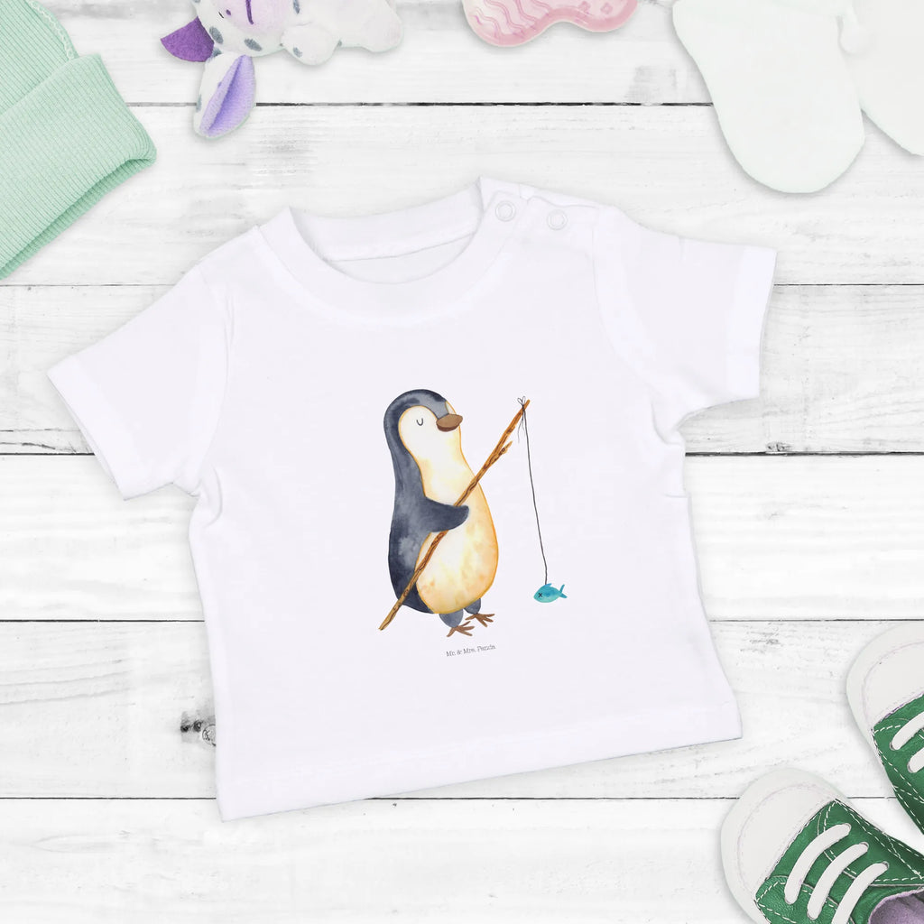 Organic Baby Shirt Pinguin Angler Baby T-Shirt, Jungen Baby T-Shirt, Mädchen Baby T-Shirt, Shirt, Pinguin, Pinguine, Angeln, Angler, Tagträume, Hobby, Plan, Planer, Tagesplan, Neustart, Motivation, Geschenk, Freundinnen, Geschenkidee, Urlaub, Wochenende