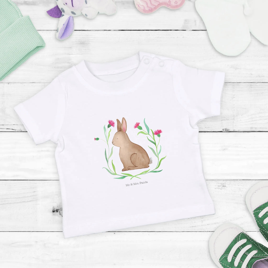 Organic Baby Shirt Hase Sitzen Baby T-Shirt, Jungen Baby T-Shirt, Mädchen Baby T-Shirt, Shirt, Ostern, Osterhase, Ostergeschenke, Osternest, Osterdeko, Geschenke zu Ostern, Ostern Geschenk, Ostergeschenke Kinder, Ostern Kinder, Frohe Ostern, Ostergrüße, Osterblume, Liebe, Grüße, Hase, Kaninchen