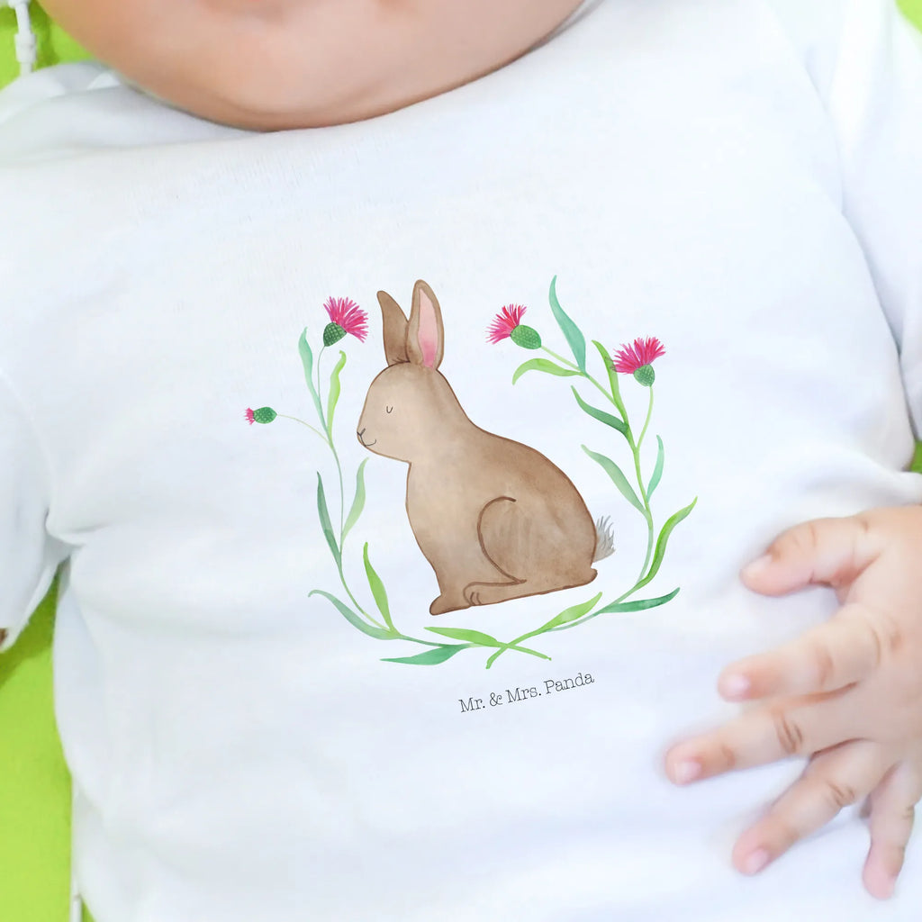 Organic Baby Shirt Hase Sitzen Baby T-Shirt, Jungen Baby T-Shirt, Mädchen Baby T-Shirt, Shirt, Ostern, Osterhase, Ostergeschenke, Osternest, Osterdeko, Geschenke zu Ostern, Ostern Geschenk, Ostergeschenke Kinder, Ostern Kinder, Frohe Ostern, Ostergrüße, Osterblume, Liebe, Grüße, Hase, Kaninchen