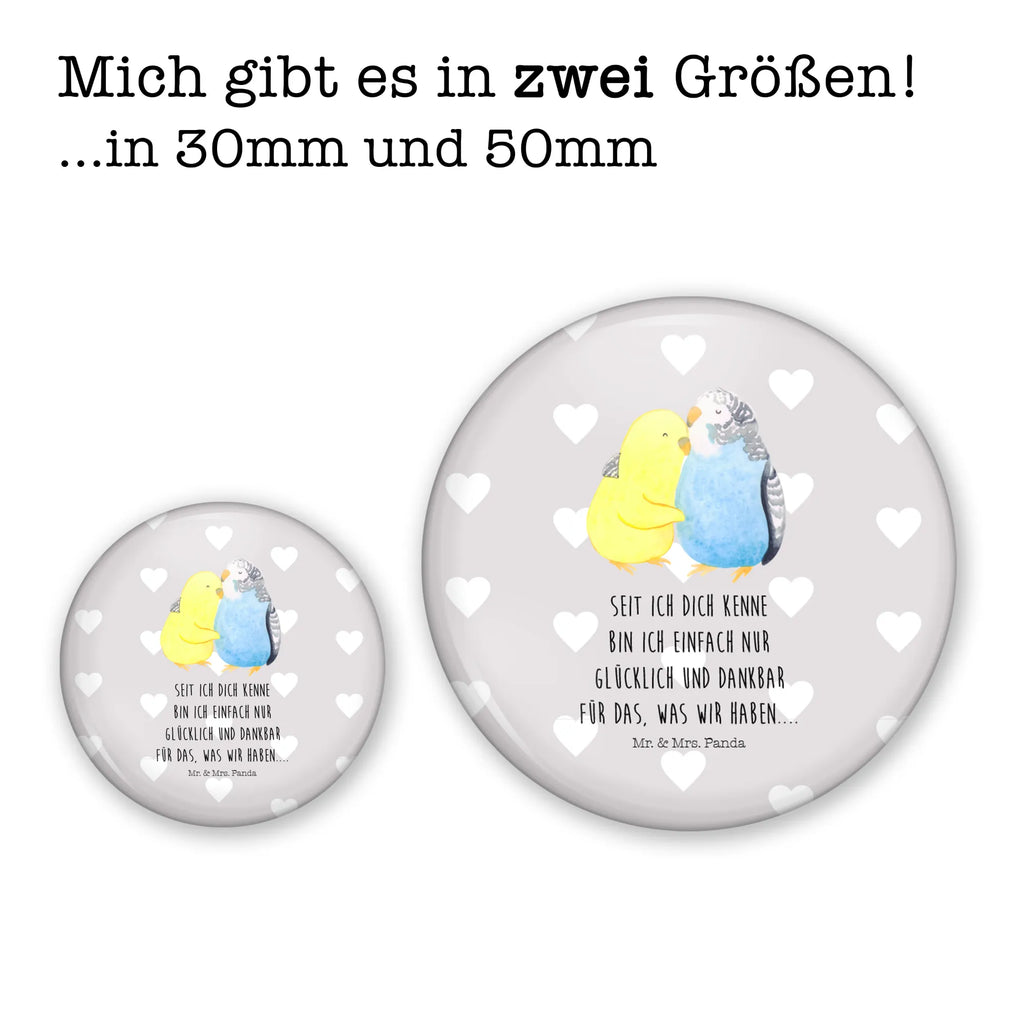 Button Wellensittich Liebe 50mm Button, Button, Pin, Anstecknadel, Liebe, Partner, Freund, Freundin, Ehemann, Ehefrau, Heiraten, Verlobung, Heiratsantrag, Liebesgeschenk, Jahrestag, Hocheitstag, Vögel, Wellensittich, Nähe, Kuscheln, Vertrauen