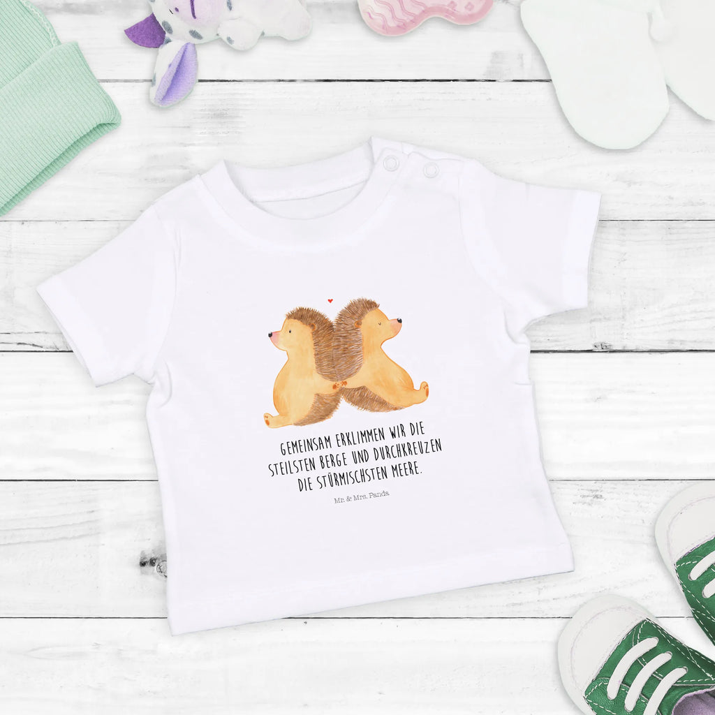 Organic Baby Shirt Igel händchenhaltend Baby T-Shirt, Jungen Baby T-Shirt, Mädchen Baby T-Shirt, Shirt, Liebe, Partner, Freund, Freundin, Ehemann, Ehefrau, Heiraten, Verlobung, Heiratsantrag, Liebesgeschenk, Jahrestag, Hocheitstag, Igel, Igelliebe, Hand in Hand, Liebesbeweis, große Liebe, Liebesbotschaft, Hochzeit, Lieblingsmensch, Gemeinsamkeit, Love, Geschenk für zwei