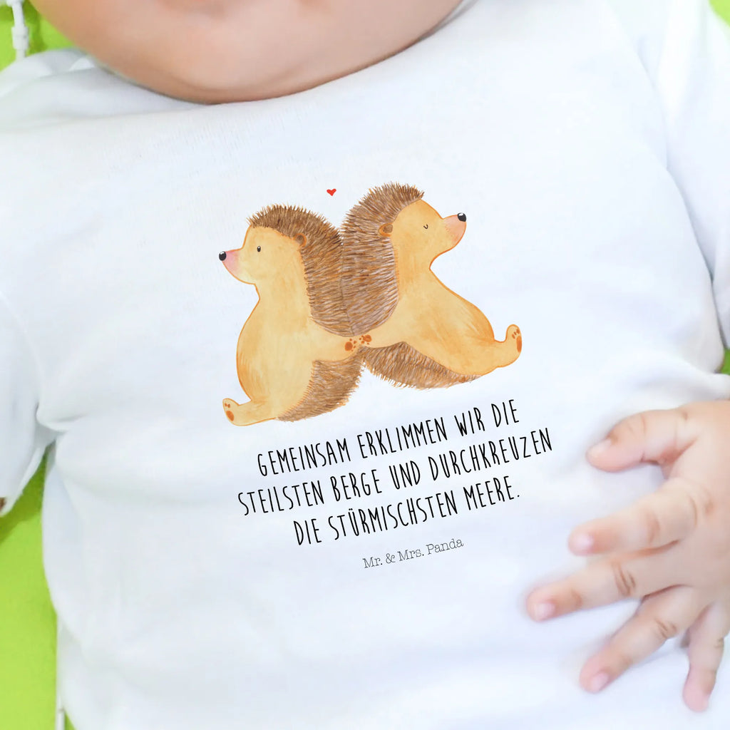 Organic Baby Shirt Igel händchenhaltend Baby T-Shirt, Jungen Baby T-Shirt, Mädchen Baby T-Shirt, Shirt, Liebe, Partner, Freund, Freundin, Ehemann, Ehefrau, Heiraten, Verlobung, Heiratsantrag, Liebesgeschenk, Jahrestag, Hocheitstag, Igel, Igelliebe, Hand in Hand, Liebesbeweis, große Liebe, Liebesbotschaft, Hochzeit, Lieblingsmensch, Gemeinsamkeit, Love, Geschenk für zwei