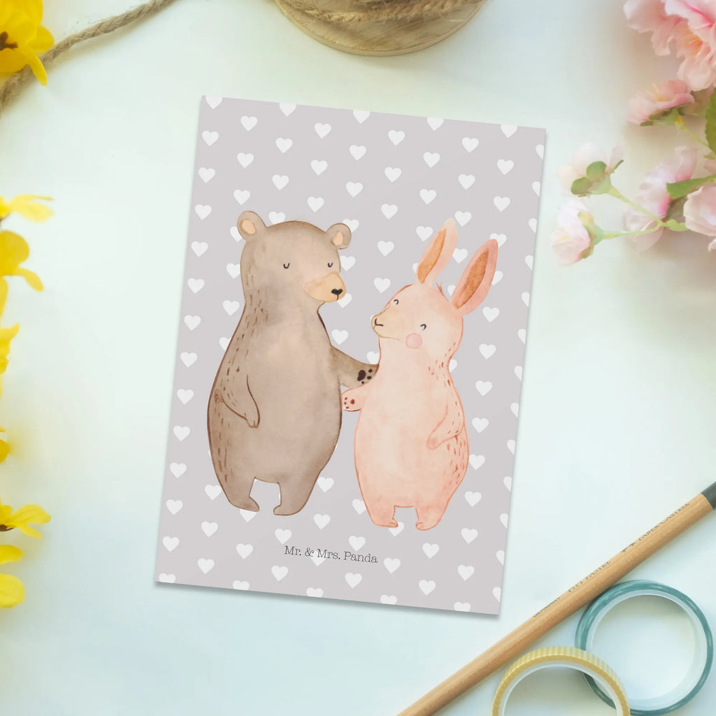 Postkarte Bär Hase Umarmen Postkarte, Karte, Geschenkkarte, Grußkarte, Einladung, Ansichtskarte, Geburtstagskarte, Einladungskarte, Dankeskarte, Ansichtskarten, Einladung Geburtstag, Einladungskarten Geburtstag, Liebe, Partner, Freund, Freundin, Ehemann, Ehefrau, Heiraten, Verlobung, Heiratsantrag, Liebesgeschenk, Jahrestag, Hocheitstag, Freunde, bester Freund, Hase, Bär, Bärchen, best friends