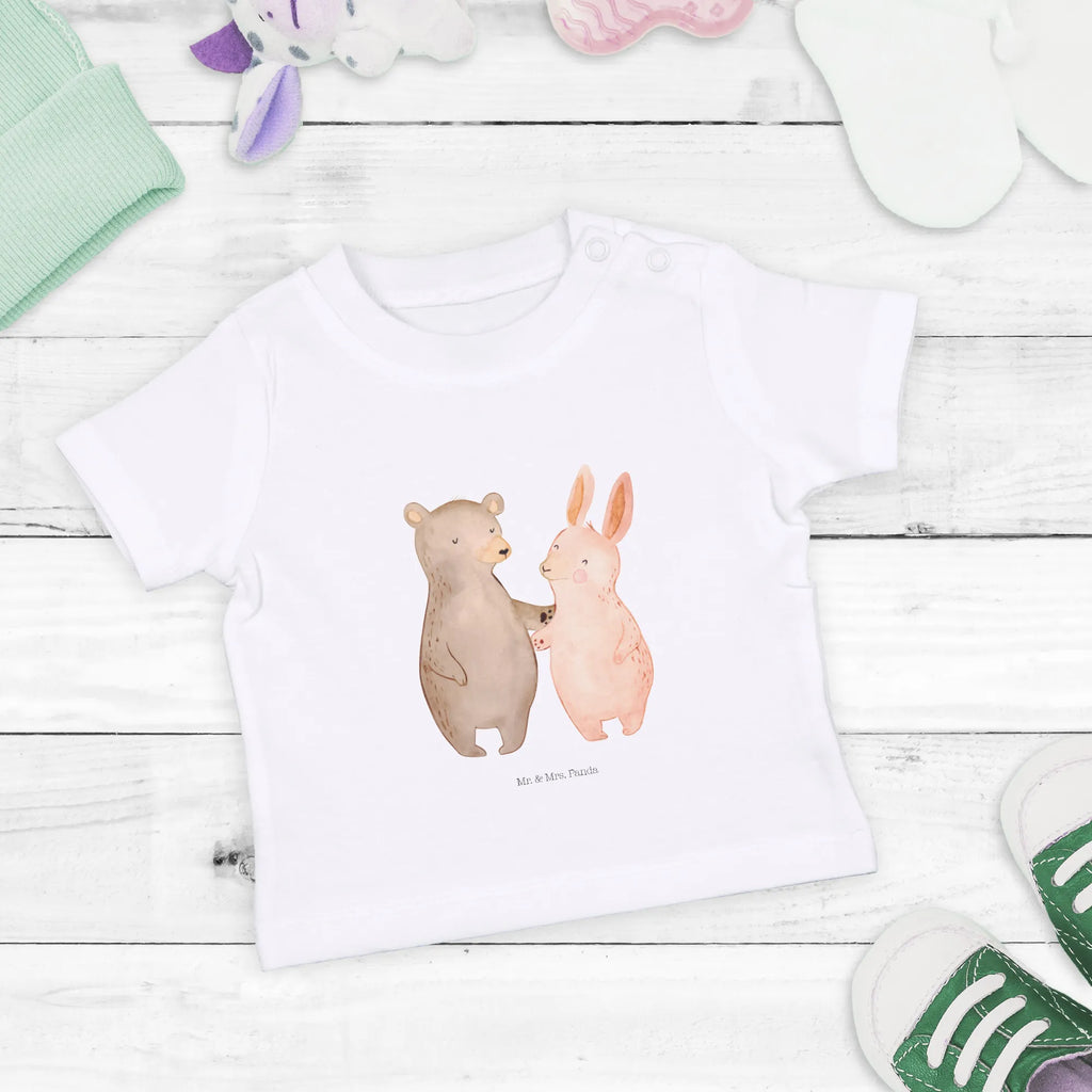 Organic Baby Shirt Bär und Hase Umarmen Baby T-Shirt, Jungen Baby T-Shirt, Mädchen Baby T-Shirt, Shirt, Liebe, Partner, Freund, Freundin, Ehemann, Ehefrau, Heiraten, Verlobung, Heiratsantrag, Liebesgeschenk, Jahrestag, Hocheitstag, Freunde, bester Freund, Hase, Bär, Bärchen, best friends