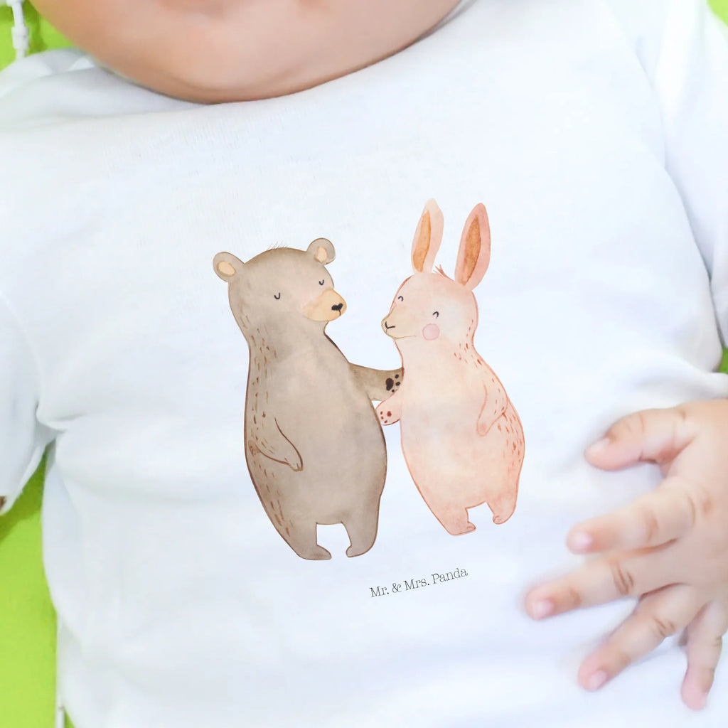 Organic Baby Shirt Bär und Hase Umarmen Baby T-Shirt, Jungen Baby T-Shirt, Mädchen Baby T-Shirt, Shirt, Liebe, Partner, Freund, Freundin, Ehemann, Ehefrau, Heiraten, Verlobung, Heiratsantrag, Liebesgeschenk, Jahrestag, Hocheitstag, Freunde, bester Freund, Hase, Bär, Bärchen, best friends