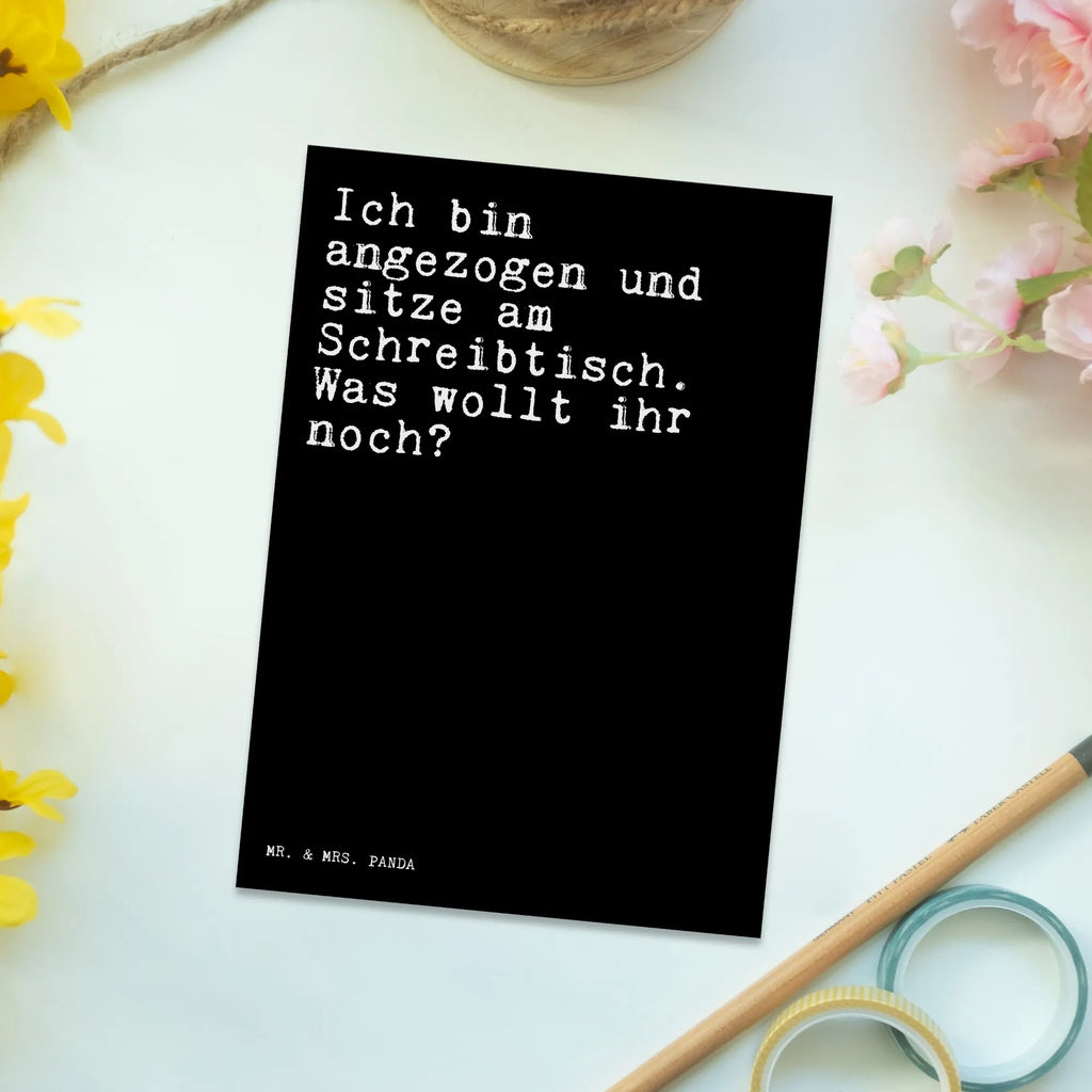 Postkarte Sprüche und Zitate Ich bin angezogen und sitze am Schreibtisch. Was wollt ihr noch? Postkarte, Karte, Geschenkkarte, Grußkarte, Einladung, Ansichtskarte, Geburtstagskarte, Einladungskarte, Dankeskarte, Ansichtskarten, Einladung Geburtstag, Einladungskarten Geburtstag, Spruch, Sprüche, lustige Sprüche, Weisheiten, Zitate, Spruch Geschenke, Spruch Sprüche Weisheiten Zitate Lustig Weisheit Worte