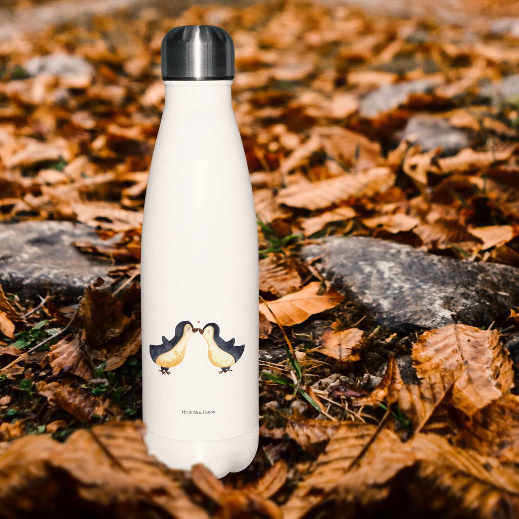 Thermosflasche Pinguin Liebe Isolierflasche, Thermoflasche, Trinkflasche, Thermos, Edelstahl, Liebe, Partner, Freund, Freundin, Ehemann, Ehefrau, Heiraten, Verlobung, Heiratsantrag, Liebesgeschenk, Jahrestag, Hocheitstag, Pinguin, Pinguine, Pinguin Paar, Pinguinpaar, Pinguin Liebe, Paar, Pärchen. Liebespaar, Liebesbeweis, Liebesspruch, Hochzeitstag, Geschenk Freund, Geschenk Freundin, Verlobte, Verlobter, Love, Geschenk Hochzeitstag, Geschenkidee, Hochzeit, Gastgeschenk