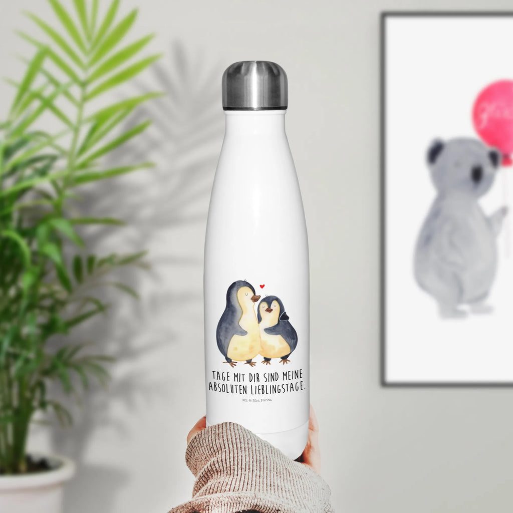 Thermosflasche Pinguin umarmend Isolierflasche, Thermoflasche, Trinkflasche, Thermos, Edelstahl, Pinguin, Liebe, Liebespaar, Liebesbeweis, Liebesgeschenk, Verlobung, Jahrestag, Hochzeitstag, Hochzeit, Hochzeitsgeschenk