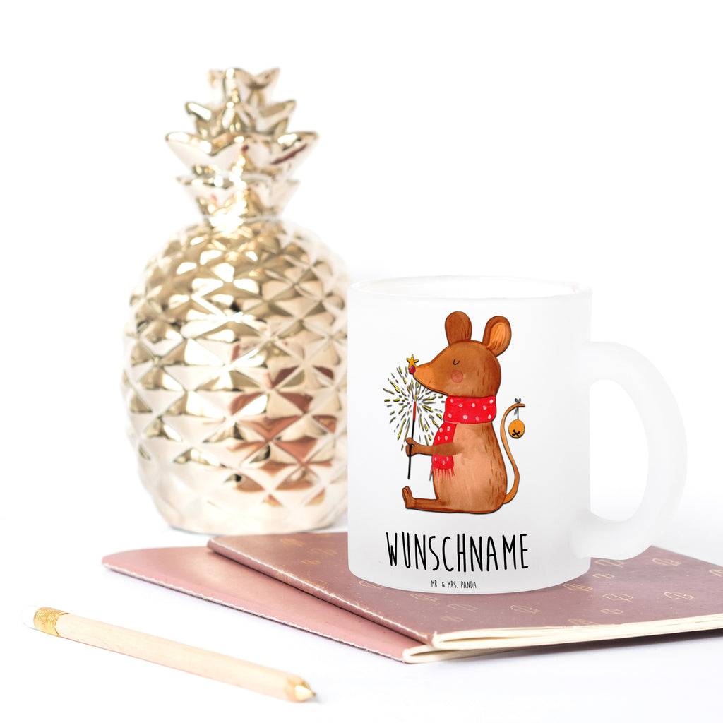 Personalisierte Teetasse Weihnachtsmaus Personalisierte Teetasse, Personalisiertes Teeglas, Personalisierter Teebecher, Personalisierte Glas Teetasse, Personalisierte Teetasse aus Glas, Teetasse mit Namen, Teeglas mit Namen, Teebecher mit Namen, Glas Teetasse mit Namen, Teetasse aus Glas mit Namen, Teetasse Wunschname, Teetasse selbst gestalten., Winter, Weihnachten, Weihnachtsdeko, Nikolaus, Advent, Heiligabend, Wintermotiv, Frohe Weihnachten, Weihnachtsgruß, Weihnachtsmotiv, Maus, Mäuschen, Weihnachtswunder