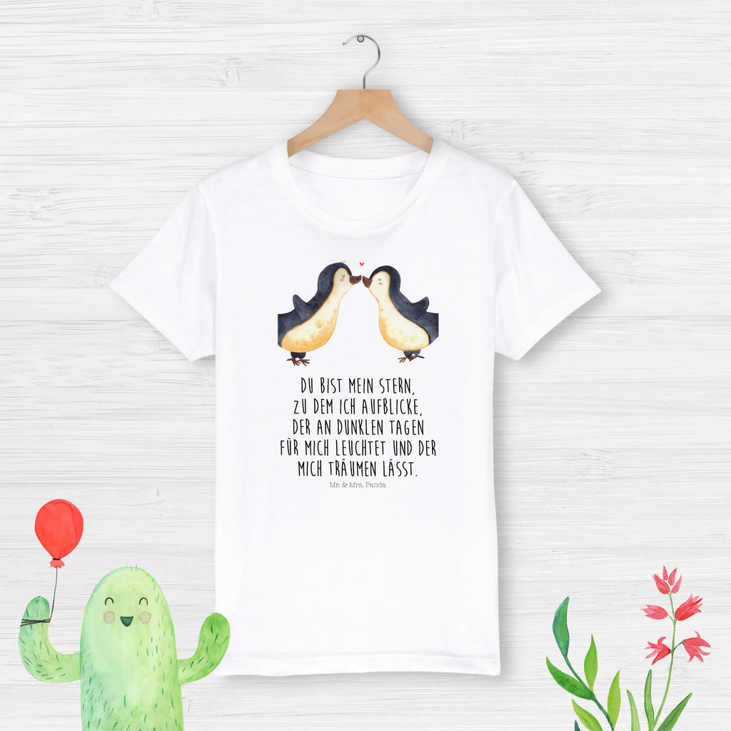 Organic Kinder T-Shirt Pinguin Liebe Kinder T-Shirt, Kinder T-Shirt Mädchen, Kinder T-Shirt Jungen, Liebe, Partner, Freund, Freundin, Ehemann, Ehefrau, Heiraten, Verlobung, Heiratsantrag, Liebesgeschenk, Jahrestag, Hocheitstag, Pinguin, Pinguine, Pinguin Paar, Pinguinpaar, Pinguin Liebe, Paar, Pärchen. Liebespaar, Liebesbeweis, Liebesspruch, Hochzeitstag, Geschenk Freund, Geschenk Freundin, Verlobte, Verlobter, Love, Geschenk Hochzeitstag, Geschenkidee, Hochzeit, Gastgeschenk