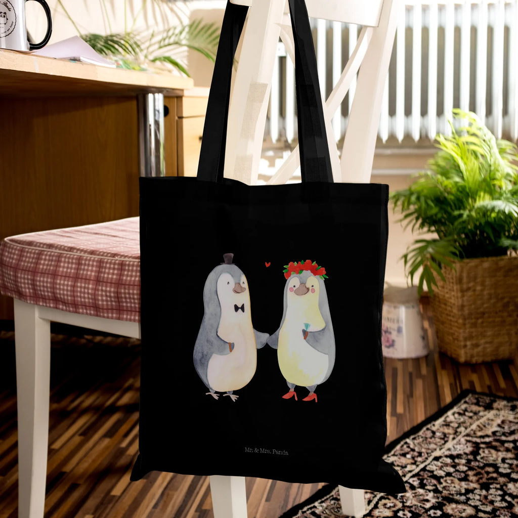 Tragetasche Pinguin Heirat Beuteltasche, Beutel, Einkaufstasche, Jutebeutel, Stoffbeutel, Tasche, Shopper, Umhängetasche, Strandtasche, Schultertasche, Stofftasche, Tragetasche, Badetasche, Jutetasche, Einkaufstüte, Laptoptasche, Liebe, Partner, Freund, Freundin, Ehemann, Ehefrau, Heiraten, Verlobung, Heiratsantrag, Liebesgeschenk, Jahrestag, Hocheitstag