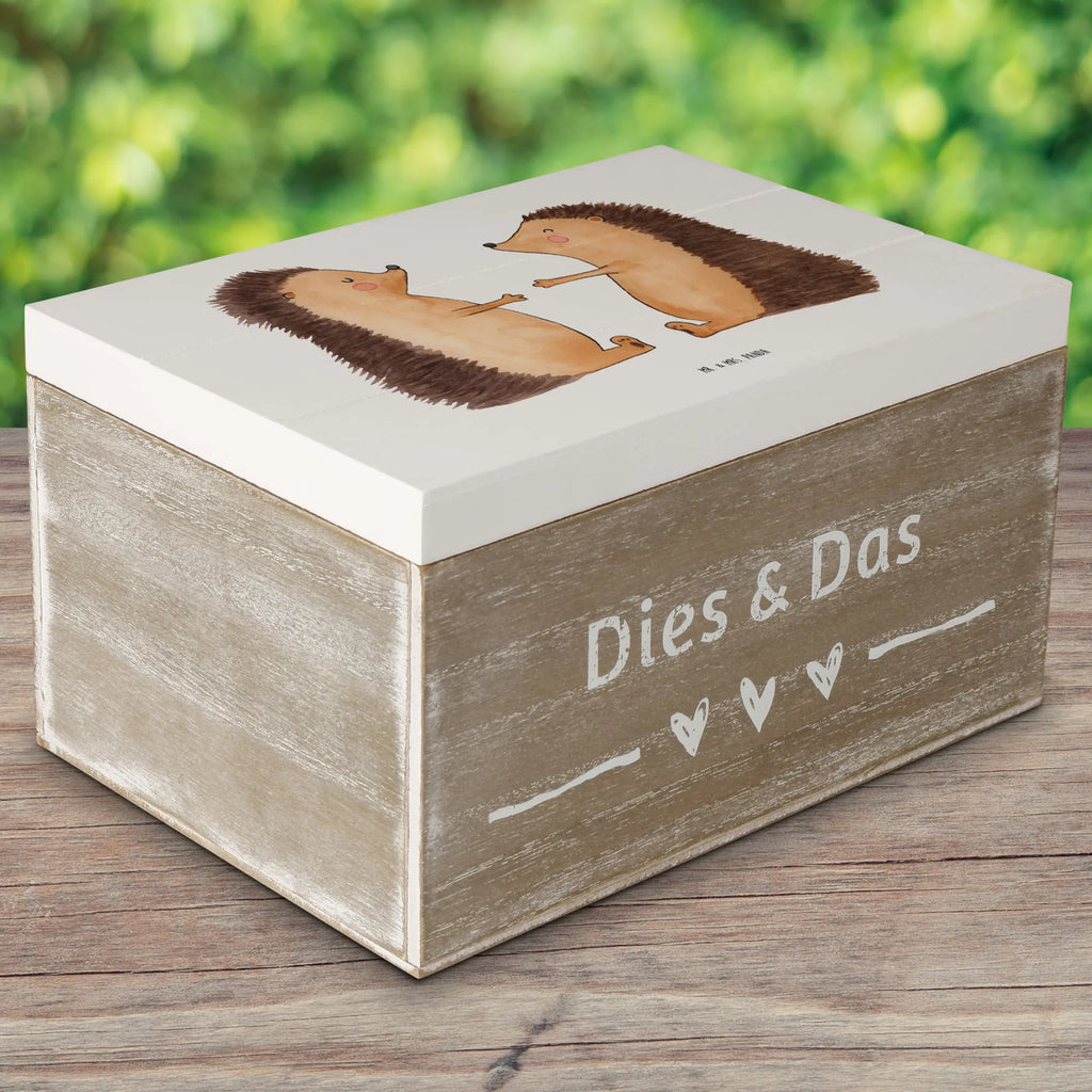 Holzkiste Hochzeit Igel Liebe Holzkiste, Kiste, Schatzkiste, Truhe, Schatulle, XXL, Erinnerungsbox, Erinnerungskiste, Dekokiste, Aufbewahrungsbox, Geschenkbox, Geschenkdose, Hochzeit, Hochzeitsgeschenk, Ehe, Hochzeitsfeier, Trauung, Trauungsgeschenk, Hochzeitskarte, Verlobungsfeier, Verlobungsgeschenk, Hochzeitsgeschenkideen, Hochzeitsgeschenke für Brautpaar, Igel, Paar, Liebe, Freund, Freundin, Paargeschenk