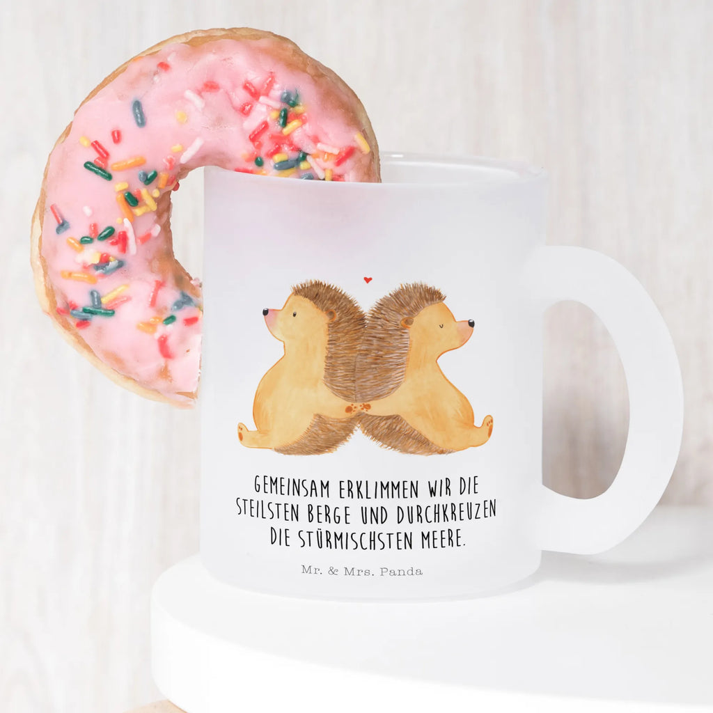 Teetasse Igel händchenhaltend Teetasse, Teeglas, Teebecher, Tasse mit Henkel, Tasse, Glas Teetasse, Teetasse aus Glas, Liebe, Partner, Freund, Freundin, Ehemann, Ehefrau, Heiraten, Verlobung, Heiratsantrag, Liebesgeschenk, Jahrestag, Hocheitstag, Igel, Igelliebe, Hand in Hand, Liebesbeweis, große Liebe, Liebesbotschaft, Hochzeit, Lieblingsmensch, Gemeinsamkeit, Love, Geschenk für zwei