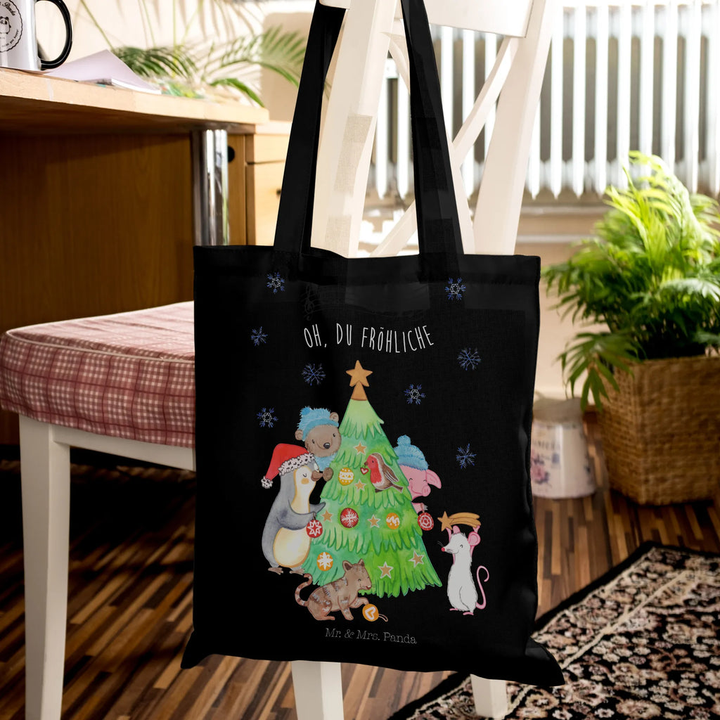 Tragetasche Weihnachtsbaum schmücken Beuteltasche, Beutel, Einkaufstasche, Jutebeutel, Stoffbeutel, Tasche, Shopper, Umhängetasche, Strandtasche, Schultertasche, Stofftasche, Tragetasche, Badetasche, Jutetasche, Einkaufstüte, Laptoptasche, Winter, Weihnachten, Weihnachtsdeko, Nikolaus, Advent, Heiligabend, Wintermotiv