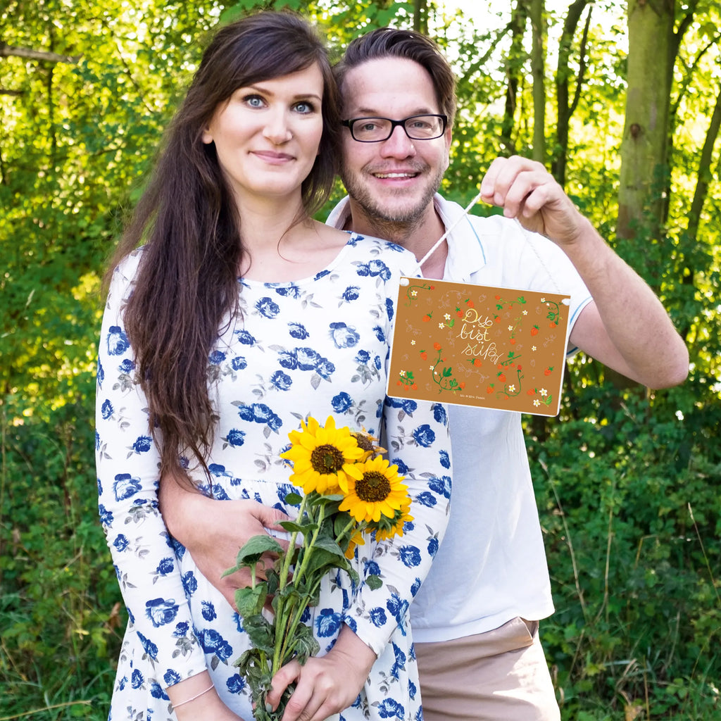 Deko Schild Erdbeeren Du bist süß Dekoschild, Deko Schild, Schild, Tür Schild, Türschild, Holzschild, Wandschild, Wanddeko, Blumen Deko, Frühlings Deko, Sommer Deko, Dekoration, positive Botschaft, Naturliebhaber, Outdoor, Natur, Abenteuer, Erdbeere, süß, Du bist süß, Liebe Spruch, Liebe Zitat, Kompliment, Geschenk Freundin, Jahrestag, Geschenk Partner, Deko