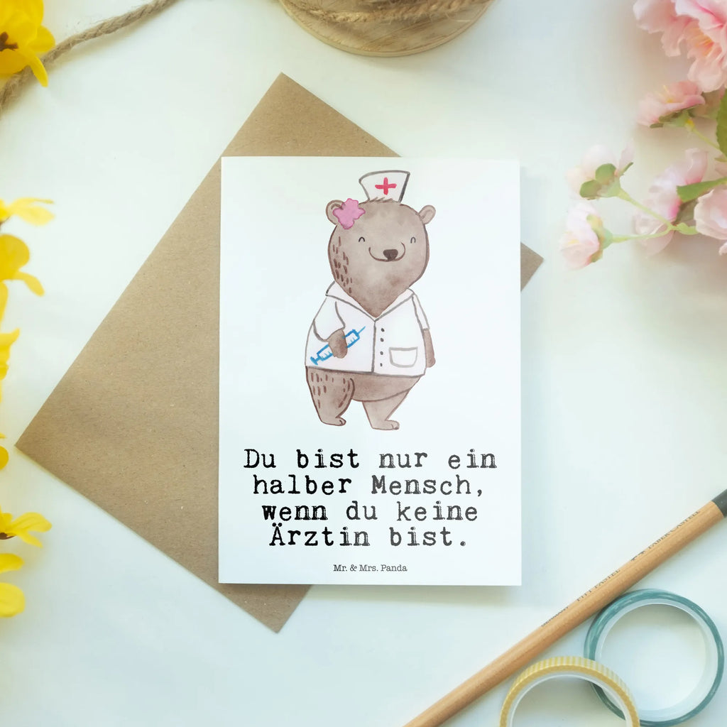 Grußkarte Ärztin mit Herz Grußkarte, Klappkarte, Einladungskarte, Glückwunschkarte, Hochzeitskarte, Geburtstagskarte, Karte, Ansichtskarten, Beruf, Ausbildung, Jubiläum, Abschied, Rente, Kollege, Kollegin, Geschenk, Schenken, Arbeitskollege, Mitarbeiter, Firma, Danke, Dankeschön, Ärztin, Hausärztin, Medizinerin, Doktorin, Medizinstudium, Doktortitel, Arztpraxis