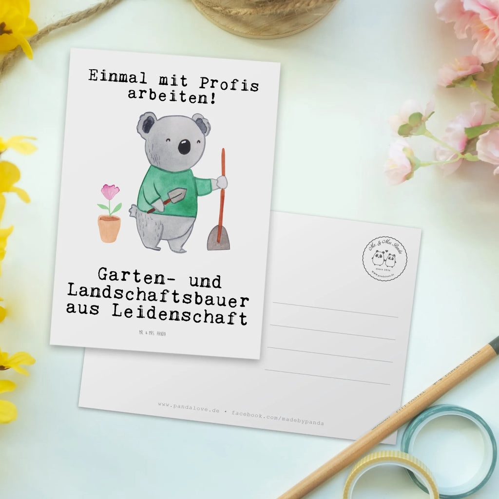 Postkarte Garten- und Landschaftsbauer aus Leidenschaft Postkarte, Karte, Geschenkkarte, Grußkarte, Einladung, Ansichtskarte, Geburtstagskarte, Einladungskarte, Dankeskarte, Ansichtskarten, Einladung Geburtstag, Einladungskarten Geburtstag, Beruf, Ausbildung, Jubiläum, Abschied, Rente, Kollege, Kollegin, Geschenk, Schenken, Arbeitskollege, Mitarbeiter, Firma, Danke, Dankeschön, Gärtner, Gartenplaner, Gärtnerei, Gartenbau, Hobbygärtner, Garten- und Landschaftsbauer