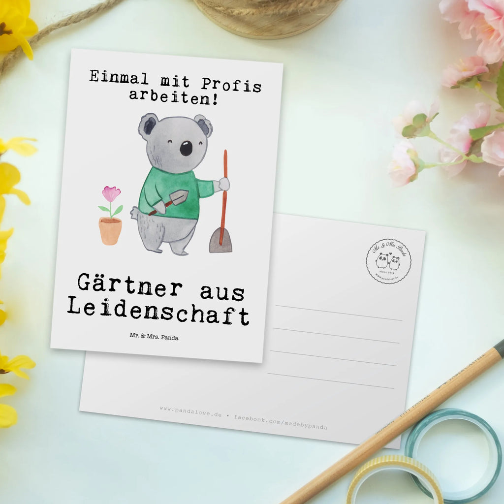 Postkarte Gärtner aus Leidenschaft Postkarte, Karte, Geschenkkarte, Grußkarte, Einladung, Ansichtskarte, Geburtstagskarte, Einladungskarte, Dankeskarte, Ansichtskarten, Einladung Geburtstag, Einladungskarten Geburtstag, Beruf, Ausbildung, Jubiläum, Abschied, Rente, Kollege, Kollegin, Geschenk, Schenken, Arbeitskollege, Mitarbeiter, Firma, Danke, Dankeschön, Gärtner, Gartenplaner, Gärtnerei, Gartenbau, Hobbygärtner, Garten- und Landschaftsbauer