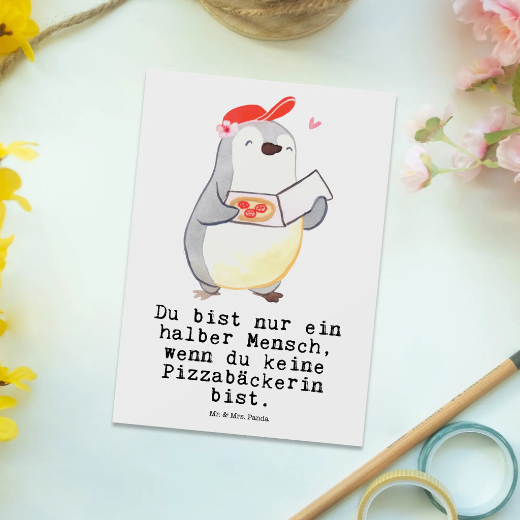 Postkarte Pizzabäckerin mit Herz Postkarte, Karte, Geschenkkarte, Grußkarte, Einladung, Ansichtskarte, Geburtstagskarte, Einladungskarte, Dankeskarte, Ansichtskarten, Einladung Geburtstag, Einladungskarten Geburtstag, Beruf, Ausbildung, Jubiläum, Abschied, Rente, Kollege, Kollegin, Geschenk, Schenken, Arbeitskollege, Mitarbeiter, Firma, Danke, Dankeschön, Lieferdienstmitarbeiterin, Pizzabäckerin, Pizzabotin, Pizzabringdienst, Lieferbringdienst