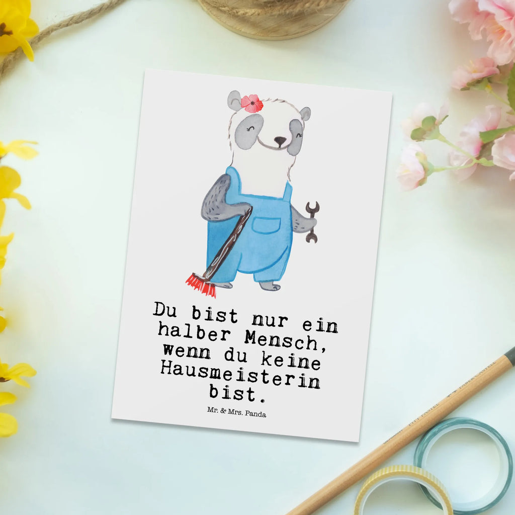 Postkarte Hausmeisterin mit Herz Postkarte, Karte, Geschenkkarte, Grußkarte, Einladung, Ansichtskarte, Geburtstagskarte, Einladungskarte, Dankeskarte, Ansichtskarten, Einladung Geburtstag, Einladungskarten Geburtstag, Beruf, Ausbildung, Jubiläum, Abschied, Rente, Kollege, Kollegin, Geschenk, Schenken, Arbeitskollege, Mitarbeiter, Firma, Danke, Dankeschön, Hausmeisterin, Concierge, Hausverwalterin, Facility Manager