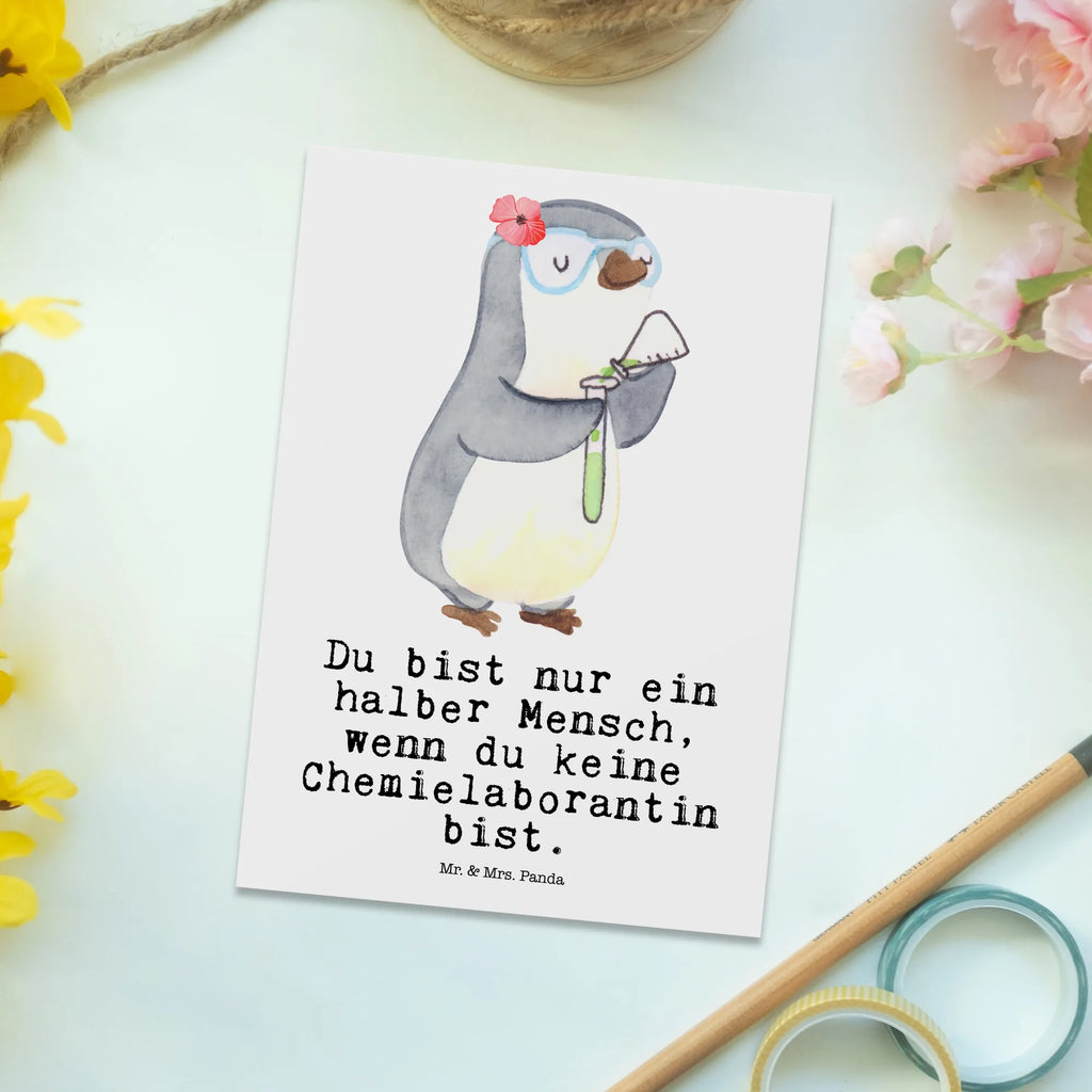 Postkarte Chemielaborantin mit Herz Postkarte, Karte, Geschenkkarte, Grußkarte, Einladung, Ansichtskarte, Geburtstagskarte, Einladungskarte, Dankeskarte, Ansichtskarten, Einladung Geburtstag, Einladungskarten Geburtstag, Beruf, Ausbildung, Jubiläum, Abschied, Rente, Kollege, Kollegin, Geschenk, Schenken, Arbeitskollege, Mitarbeiter, Firma, Danke, Dankeschön, Chemikerin, Chemielaborantin, Naturwissenschaftlerin, Labor, Studium, Forschung, Wissenschaftlerin