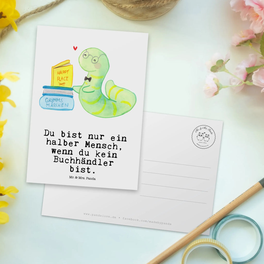 Postkarte Buchhändler mit Herz Postkarte, Karte, Geschenkkarte, Grußkarte, Einladung, Ansichtskarte, Geburtstagskarte, Einladungskarte, Dankeskarte, Ansichtskarten, Einladung Geburtstag, Einladungskarten Geburtstag, Beruf, Ausbildung, Jubiläum, Abschied, Rente, Kollege, Kollegin, Geschenk, Schenken, Arbeitskollege, Mitarbeiter, Firma, Danke, Dankeschön, Buchhändler, Buchhandlung, Buchverkäufer, Bibliothekar, Bücherwurm