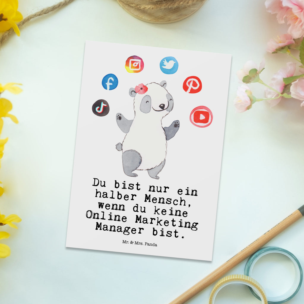 Postkarte Online Marketing Manager mit Herz Postkarte, Karte, Geschenkkarte, Grußkarte, Einladung, Ansichtskarte, Geburtstagskarte, Einladungskarte, Dankeskarte, Ansichtskarten, Einladung Geburtstag, Einladungskarten Geburtstag, Beruf, Ausbildung, Jubiläum, Abschied, Rente, Kollege, Kollegin, Geschenk, Schenken, Arbeitskollege, Mitarbeiter, Firma, Danke, Dankeschön, Online Marketing, Manager, Marketingmanager, Influencer Marketing, Digital Marketing