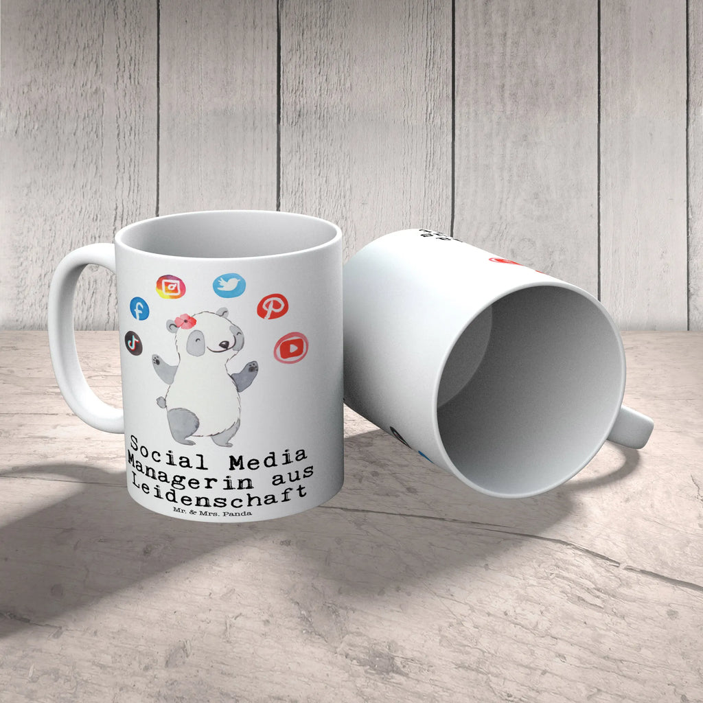 Tasse Social Media Managerin aus Leidenschaft Tasse, Kaffeetasse, Teetasse, Becher, Kaffeebecher, Teebecher, Keramiktasse, Porzellantasse, Büro Tasse, Geschenk Tasse, Tasse Sprüche, Tasse Motive, Kaffeetassen, Tasse bedrucken, Designer Tasse, Cappuccino Tassen, Schöne Teetassen, Beruf, Ausbildung, Jubiläum, Abschied, Rente, Kollege, Kollegin, Geschenk, Schenken, Arbeitskollege, Mitarbeiter, Firma, Danke, Dankeschön