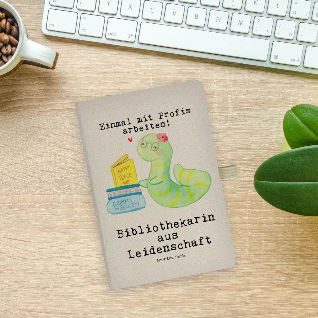 Baumwoll Notizbuch Bibliothekarin aus Leidenschaft Notizen, Eintragebuch, Tagebuch, Notizblock, Adressbuch, Journal, Kladde, Skizzenbuch, Notizheft, Schreibbuch, Schreibheft, Beruf, Ausbildung, Jubiläum, Abschied, Rente, Kollege, Kollegin, Geschenk, Schenken, Arbeitskollege, Mitarbeiter, Firma, Danke, Dankeschön, Bibliothekarin, Buchhandlung, Bibliothek, Bücherwurm, Leseratte, Bücherliebe