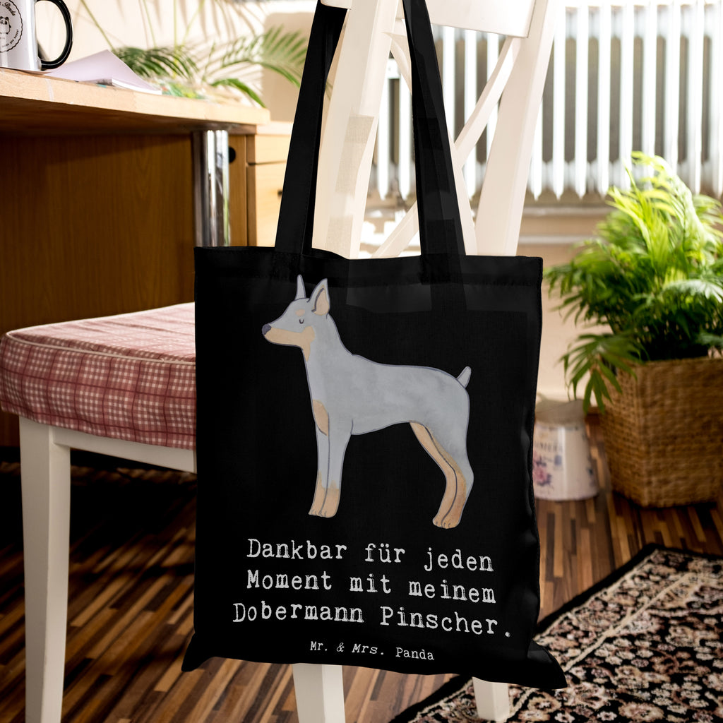 Tragetasche Dobermann Pinscher Moment Beuteltasche, Beutel, Einkaufstasche, Jutebeutel, Stoffbeutel, Tasche, Shopper, Umhängetasche, Strandtasche, Schultertasche, Stofftasche, Tragetasche, Badetasche, Jutetasche, Einkaufstüte, Laptoptasche, Hund, Hunderasse, Rassehund, Hundebesitzer, Geschenk, Tierfreund, Schenken, Welpe, Dobermann Pinscher