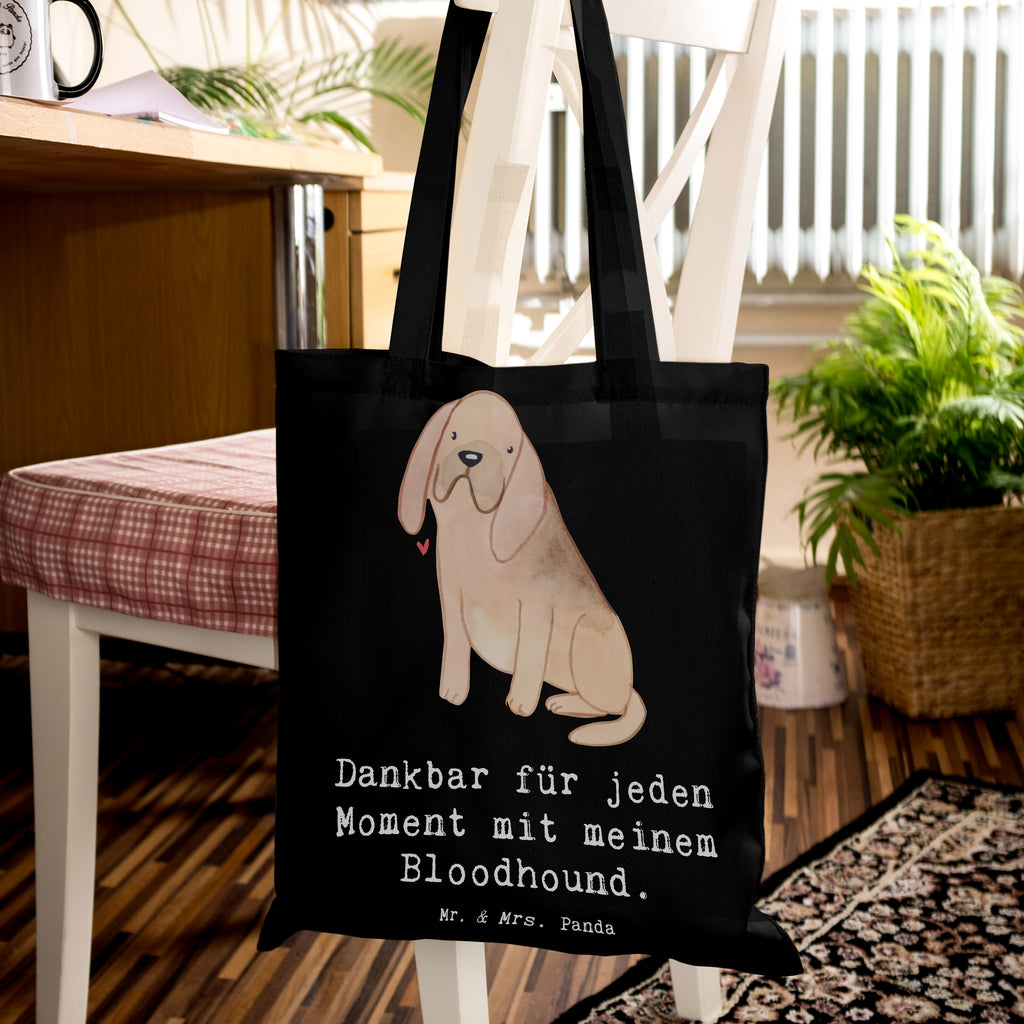 Tragetasche Bloodhound Moment Beuteltasche, Beutel, Einkaufstasche, Jutebeutel, Stoffbeutel, Tasche, Shopper, Umhängetasche, Strandtasche, Schultertasche, Stofftasche, Tragetasche, Badetasche, Jutetasche, Einkaufstüte, Laptoptasche, Hund, Hunderasse, Rassehund, Hundebesitzer, Geschenk, Tierfreund, Schenken, Welpe, Bluthund, Bloodhound, St. Hubertushund, Chien de Saint Hubert